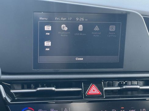 Used 2023 Kia Niro LX image 8