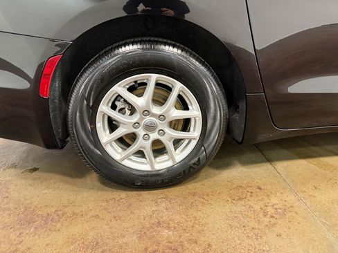 Used 2024 Chrysler Pacifica Touring-L image 90