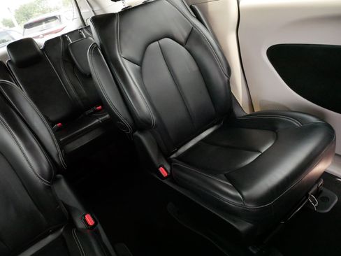 Used 2023 Chrysler Pacifica Touring-L FWD image 14