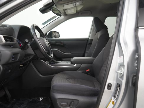 Used 2021 Toyota Highlander LE AWD/4WD image 24