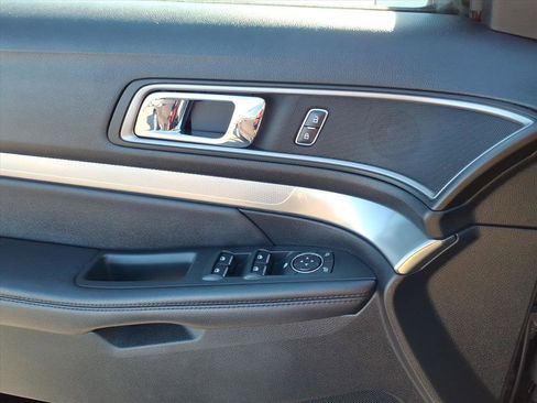 Used 2018 Ford Explorer XLT image 19