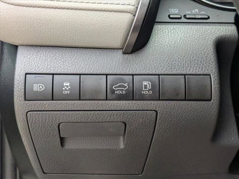 Used 2020 Toyota Camry XLE image 10