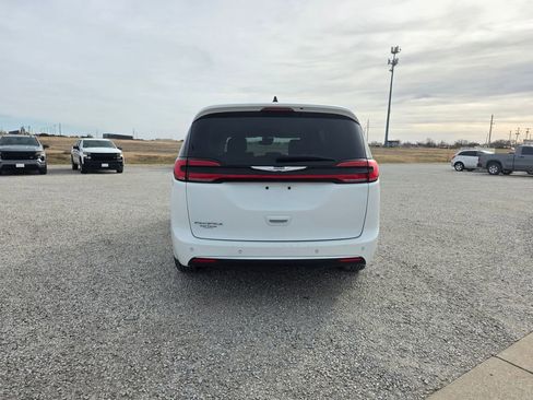 Used 2023 Chrysler Pacifica Touring-L image 5