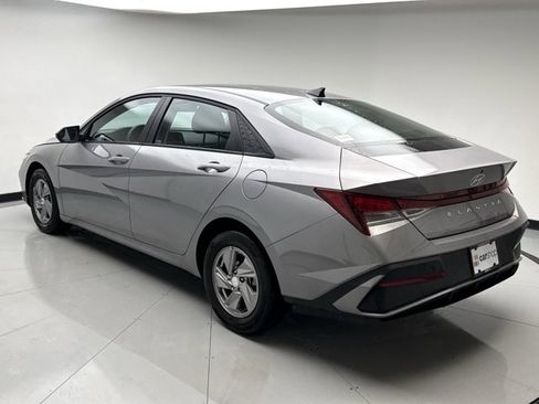 Used 2025 Hyundai Elantra SE image 3
