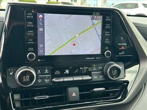 Used 2020 Toyota Highlander XLE AWD/4WD image 28