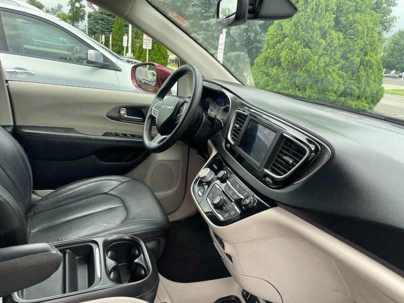 Used 2020 Chrysler Pacifica Touring FWD image 2
