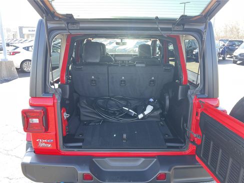 Used 2022 Jeep Wrangler Unlimited Sahara AWD/4WD image 23