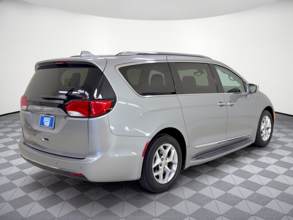 Used 2017 Chrysler Pacifica Touring-L Plus w/ Tire & Wheel Group FWD image 9
