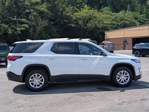 Used 2023 Chevrolet Traverse LS FWD image 10