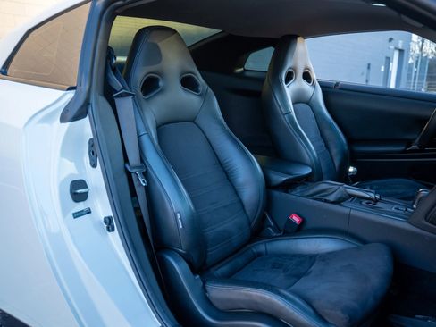 Used 2013 Nissan GT-R Premium image 13