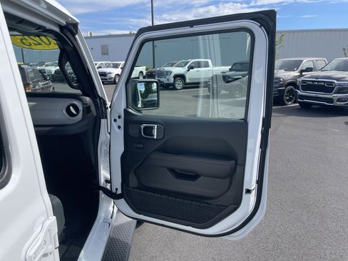 Certified 2025 Jeep Wrangler Unlimited Sahara AWD/4WD image 12