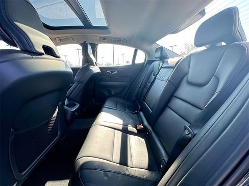 Used 2022 Volvo S60 B5 Momentum w/ Premium Package image 4