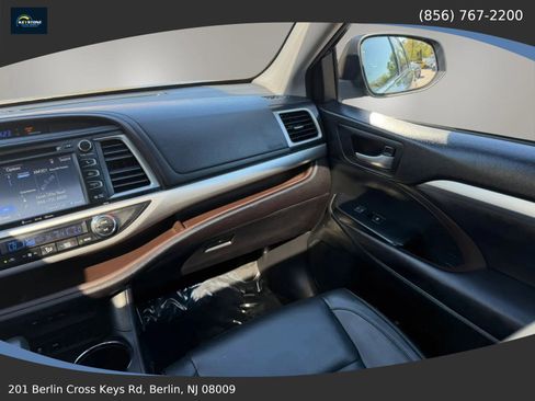 Used 2017 Toyota Highlander XLE FWD image 36