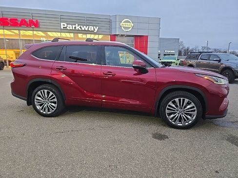 Used 2023 Toyota Highlander Platinum image 8