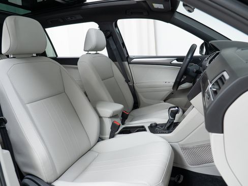 Used 2022 Volkswagen Tiguan SE R-Line image 22