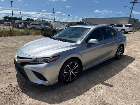 Used 2020 Toyota Camry SE w/ Convenience Package FWD image 1