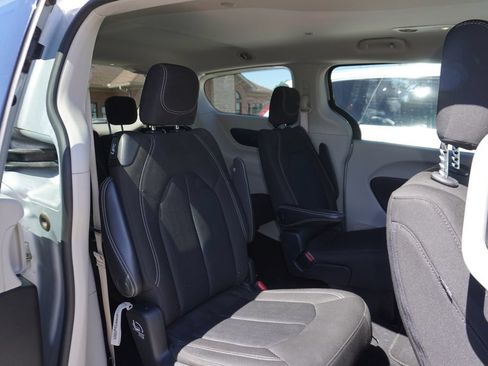 Used 2023 Chrysler Voyager LX FWD image 7