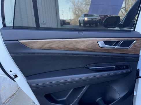 Used 2025 Volkswagen Atlas SE image 11