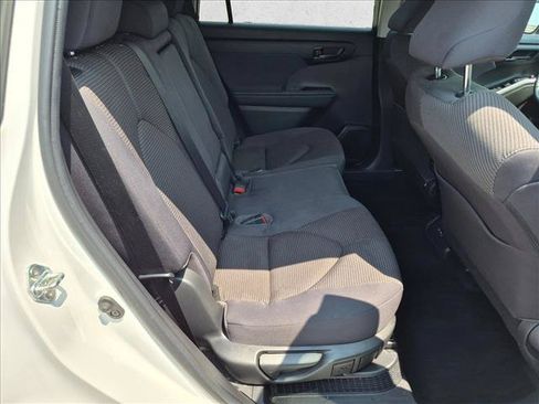 Used 2023 Toyota Highlander LE AWD/4WD image 23