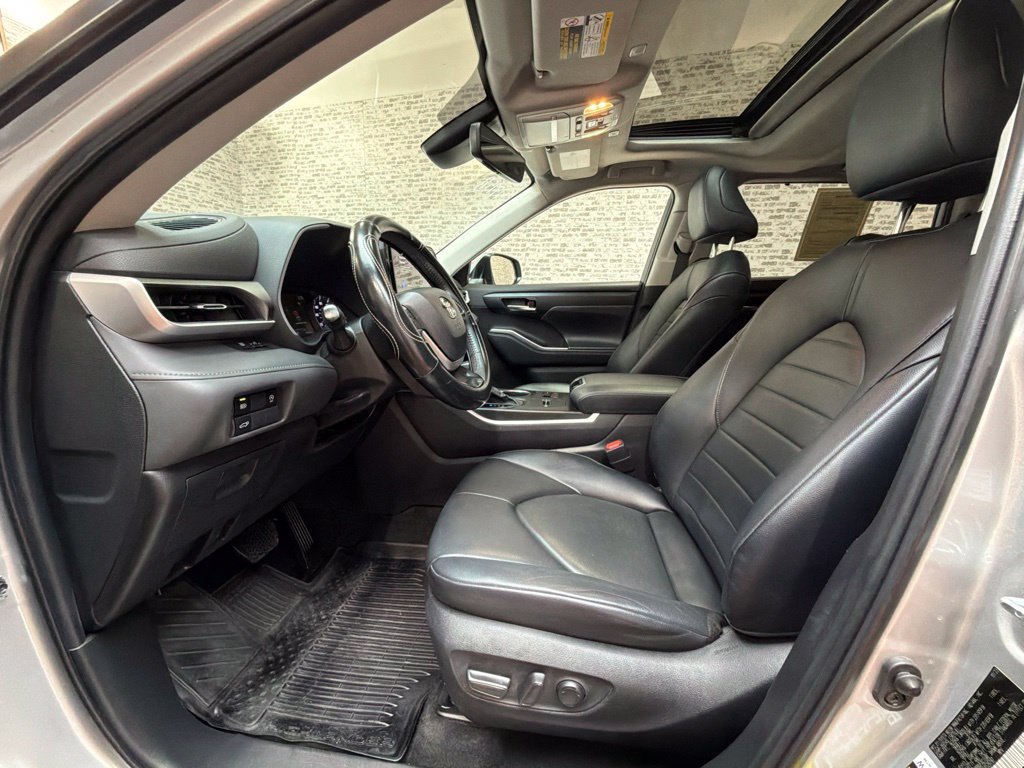 Used 2023 Toyota Highlander XLE FWD image 24