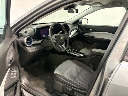 Certified 2025 Chevrolet Trax LT w/ LT Convenience Package image 12