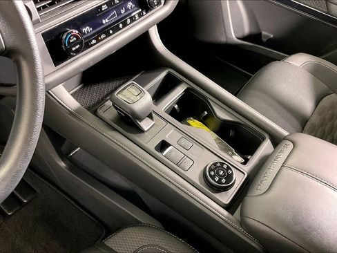 Used 2024 Nissan Pathfinder S image 19