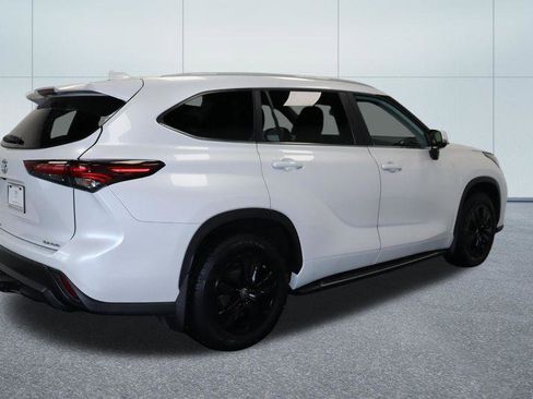 Used 2024 Toyota Highlander XLE AWD/4WD image 8