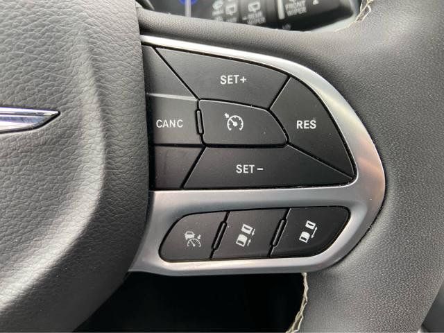 Used 2026 Chrysler Pacifica Limited FWD image 28