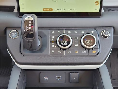 New 2024 Land Rover Defender 110 SE image 18