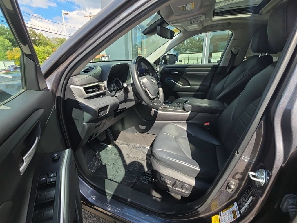 Used 2023 Toyota Highlander XLE AWD/4WD image 11
