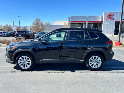 Used 2025 Toyota Corolla Cross LE image 2