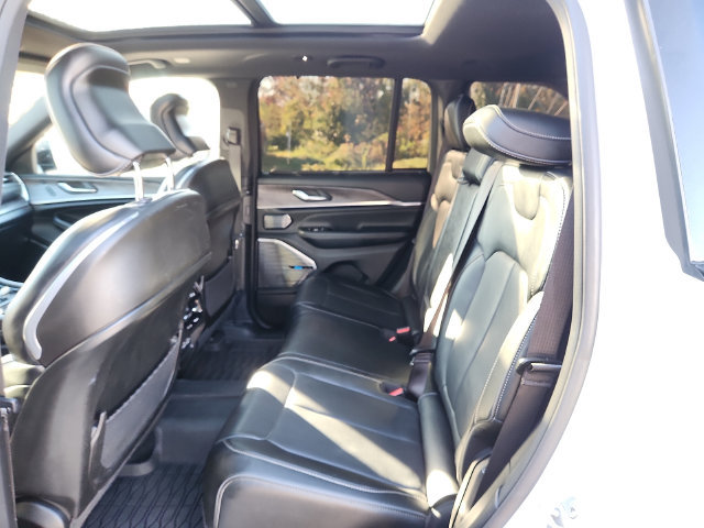 Used 2023 Jeep Grand Cherokee Overland w/ Luxury Tech Group IV AWD/4WD image 10