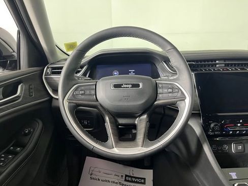 Used 2023 Jeep Grand Cherokee Limited image 19