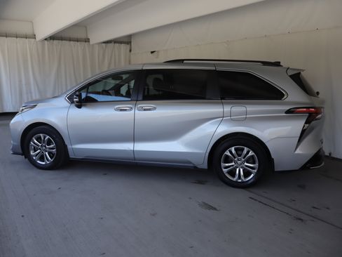 Used 2023 Toyota Sienna XSE AWD/4WD image 27