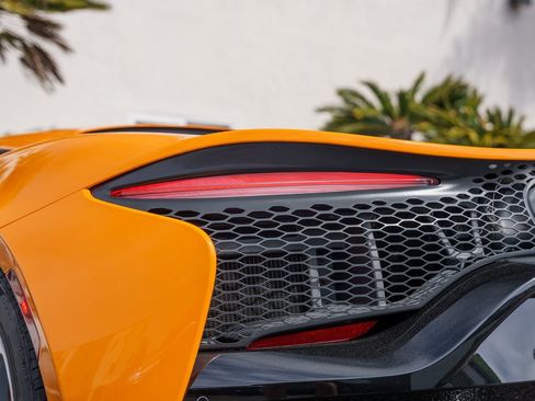 Used 2025 McLaren Artura image 19