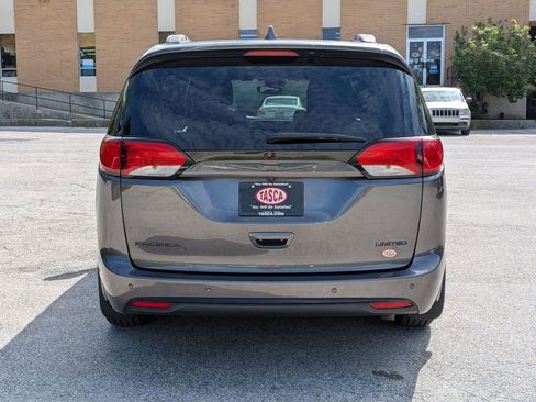 Used 2020 Chrysler Pacifica Limited w/ Advanced Safetytec Group FWD image 4