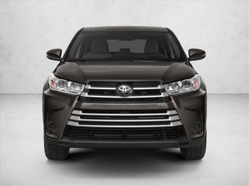 Used 2017 Toyota Highlander LE image 2