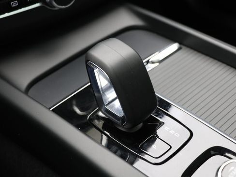 Used 2025 Volvo XC60 B5 Core image 27