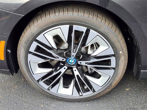 Used 2025 BMW i5 eDrive40i w/ Premium Package image 7