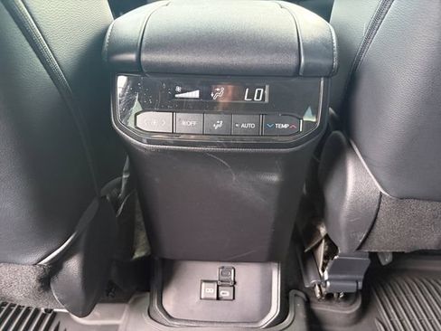 Used 2023 Toyota Highlander XLE AWD/4WD image 32