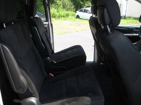 Used 2019 Dodge Grand Caravan SE FWD image 13