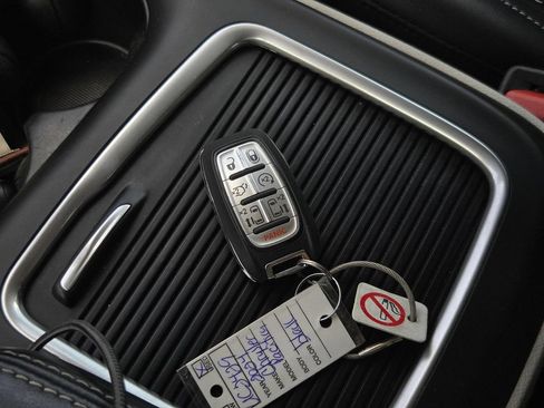 Used 2024 Chrysler Pacifica Touring-L FWD image 31