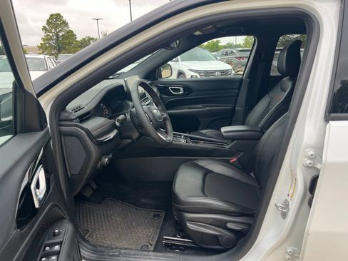 Used 2025 Jeep Compass Trailhawk AWD/4WD image 22