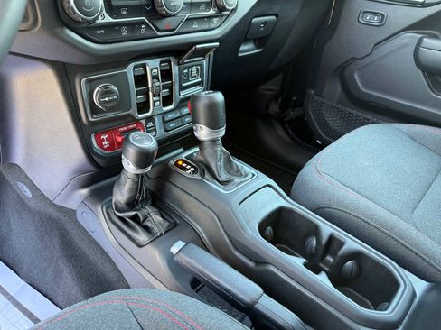 Used 2025 Jeep Wrangler Unlimited Rubicon AWD/4WD image 19