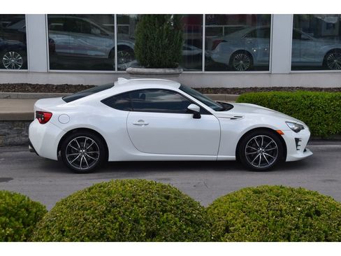 Used 2017 Toyota 86 RWD image 3