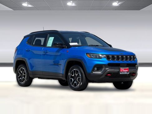 Used 2025 Jeep Compass Trailhawk AWD/4WD image 7