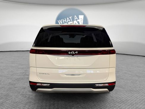 Used 2024 Kia Carnival LX image 5