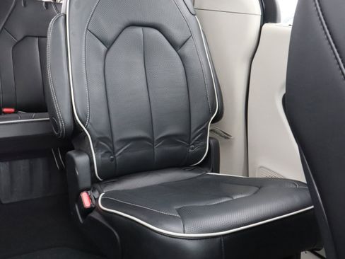 Used 2023 Chrysler Pacifica Limited w/ Trailer Tow Group image 12