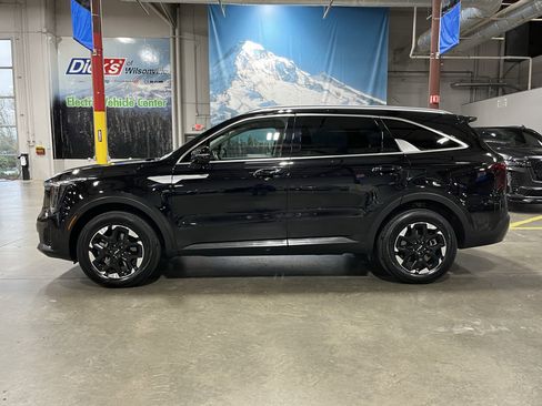 Used 2024 Kia Sorento S image 2
