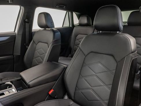 Used 2025 Volkswagen Atlas Cross Sport SE AWD/4WD image 9